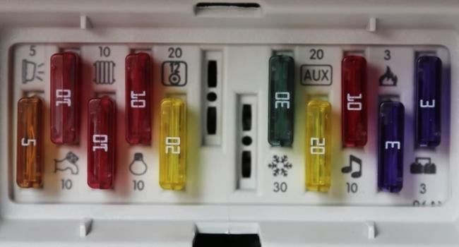 changer-un-fusible-dans-un-camping-car-boitier-porte-fusibles.jpg