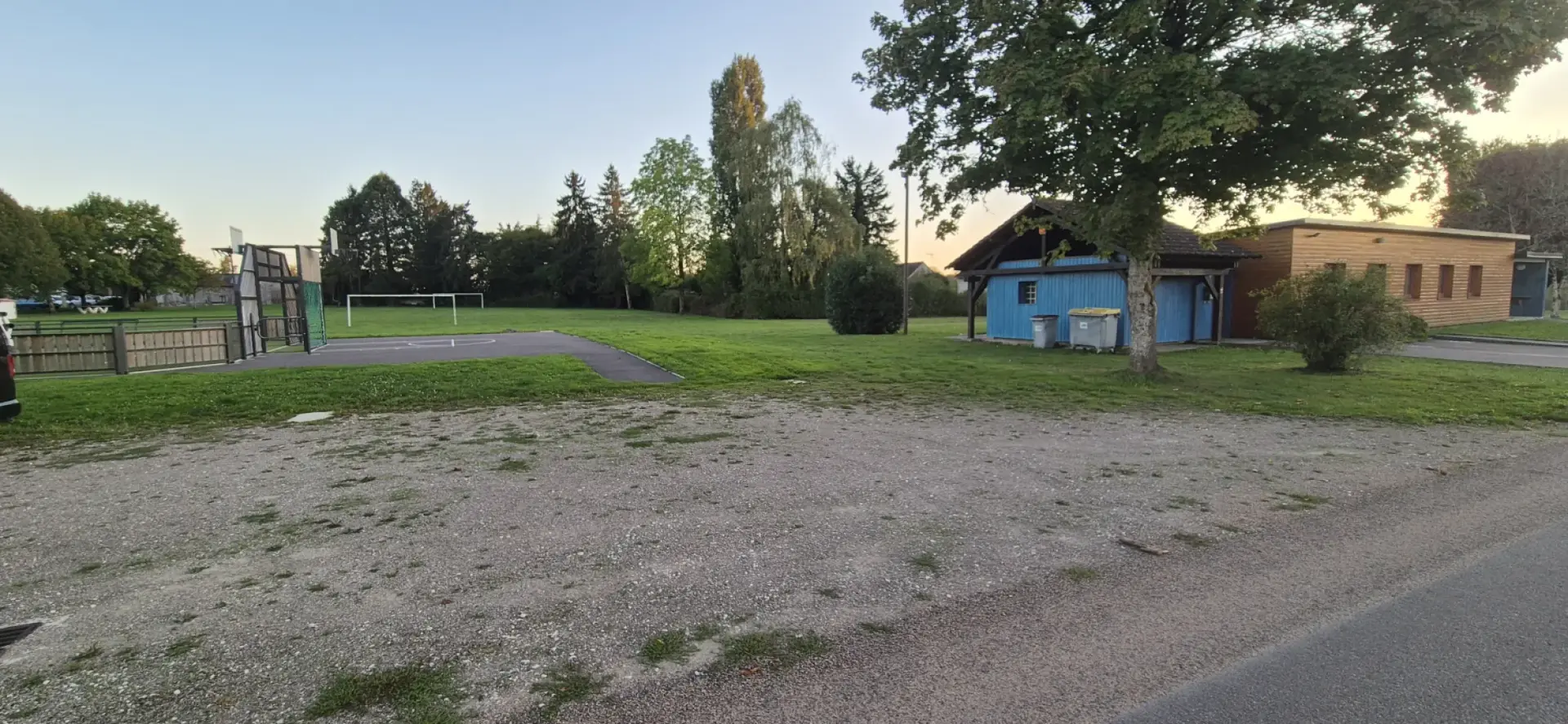 Parking salle des fêtes Les Ormes